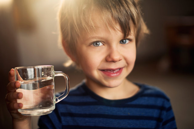 caldo-bere-acqua-bambini-idratazione-640x427
