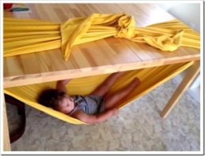 amaca-bambino-sotto-al-tavolo